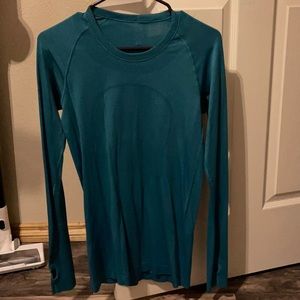 Women’s lululemon long sleeve size 8 but fits like a 6